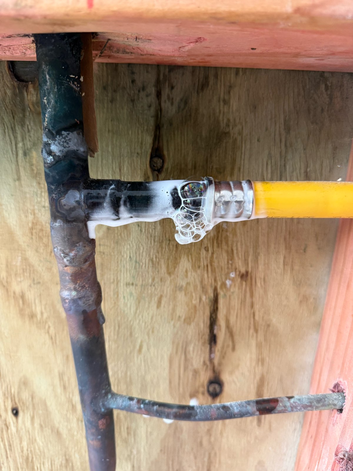 Gas leak detection with bubble test on pipe