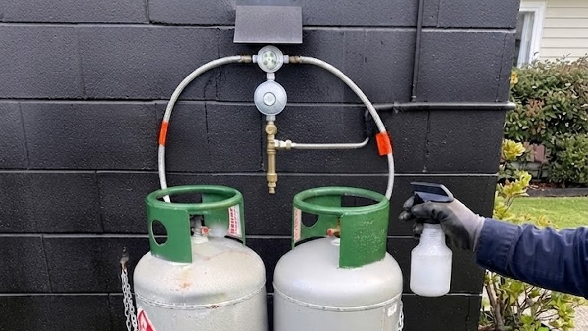45kg LPG bottles with pigtail hoses on the side of an Auckland home
